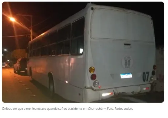 Adolescente de 12 anos morre após colocar cabeça para fora de ônibus e bater em poste