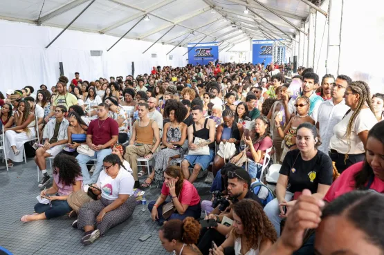 Mesa da FLICA que recebeu Liniker e Jota Mombaça abordou a poesia como lugar de não obediência à lógica do mercado