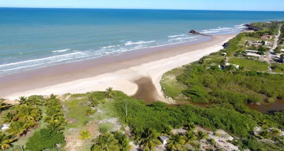 Mucuri encanta com 45 km de praias paradisíacas e falésias deslumbrantes no verão