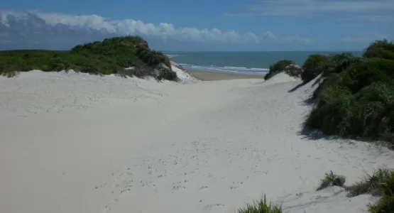 Mucuri encanta com 45 km de praias paradisíacas e falésias deslumbrantes no verão