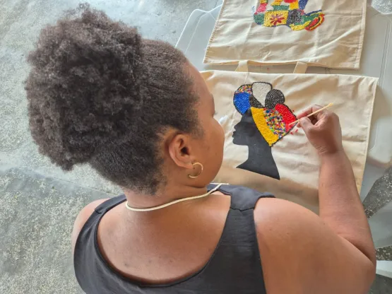 Moradores de Dias d’Ávila aprendem a transformar plástico em arte e gerar renda