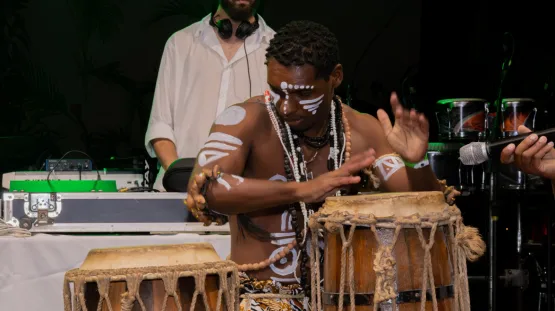 Réveillon do Porto Seguro Praia Resort celebra magia dos anos 90 Réveillon do Porto Seguro Praia Resort celebra magia dos anos 90