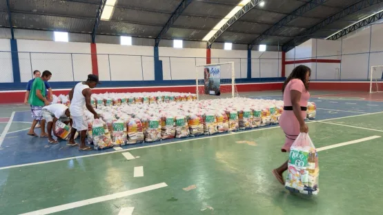 Prefeitura de Nova Viçosa entrega segundo lote de cestas do Auxílio Defeso a pescadores e marisqueiras
