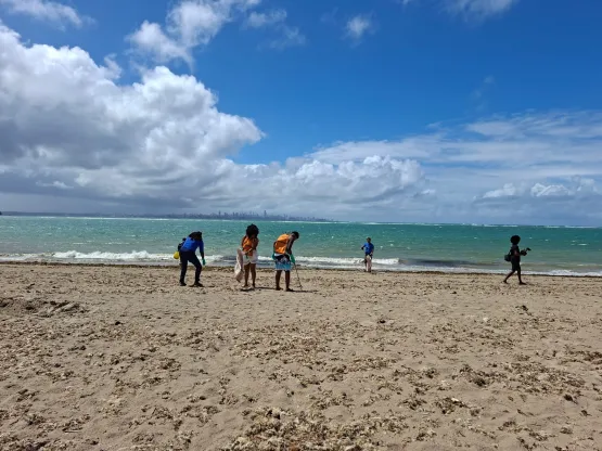 Projeto Mares recolhe 165 kg de resíduos em ação de limpeza de praia em Mar Grande