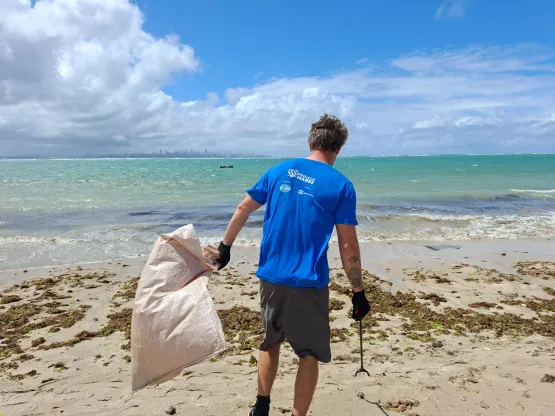 Projeto Mares recolhe 165 kg de resíduos em ação de limpeza de praia em Mar Grande